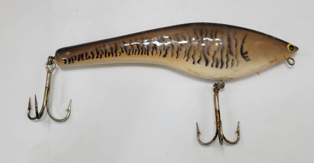 Bagley ????8" Lure features a unique brown, ivory and peach color pattern with striking yellow and black eyes. Its two hooks ensure a secure catch. A must-have for any fishing expert. - Grannies Garage