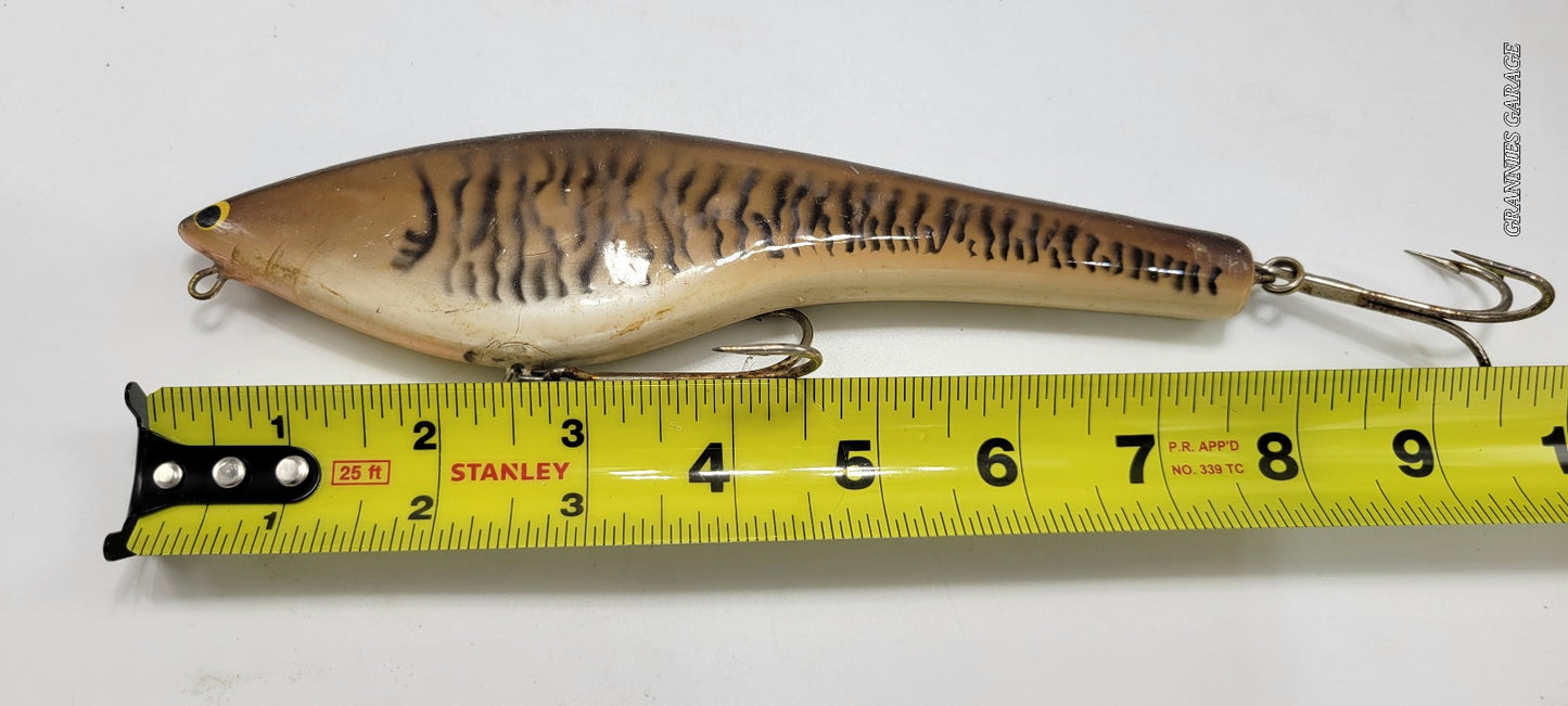 Bagley ????8" Lure features a unique brown, ivory and peach color pattern with striking yellow and black eyes. Its two hooks ensure a secure catch. A must-have for any fishing expert. - Grannies Garage
