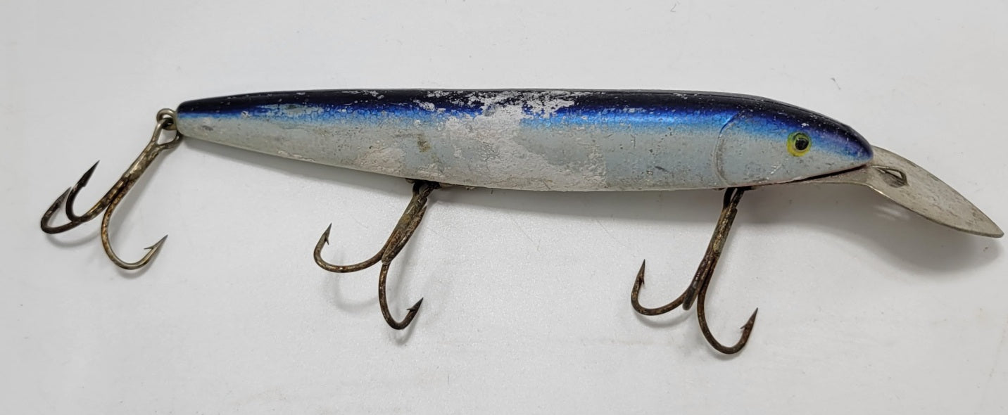 THIS BLUE AND WHITE 3 HOOK IS 8+" TO CATCH THOSE VERY LARGE FISH. - Grannies Garage