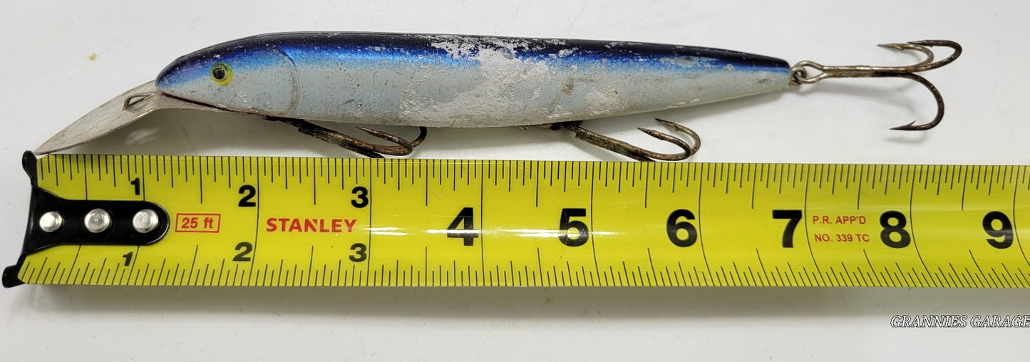 THIS BLUE AND WHITE 3 HOOK IS 8+" TO CATCH THOSE VERY LARGE FISH. - Grannies Garage