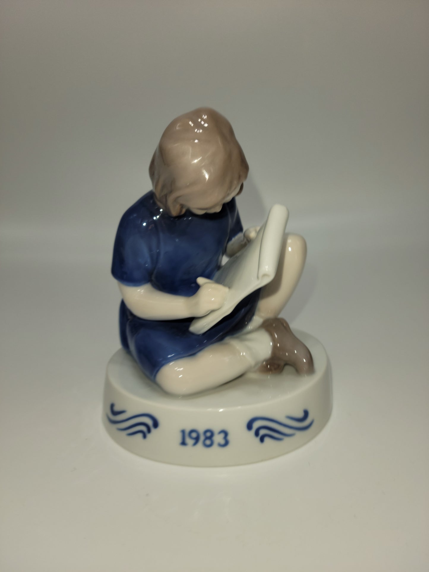 B&G Porcelain 1983 Figurine of the year 11 x 14.5 cm 1982 : Young Artist. Ltd. Edition Soren Brunoe - Grannies Garage