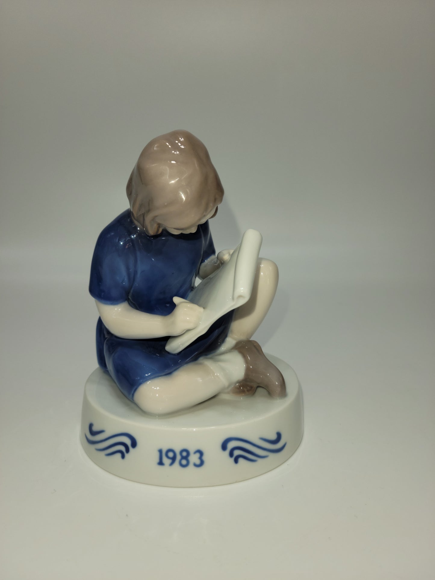 B&G Porcelain 1983 Figurine of the year 11 x 14.5 cm 1982 : Young Artist. Ltd. Edition Soren Brunoe - Grannies Garage