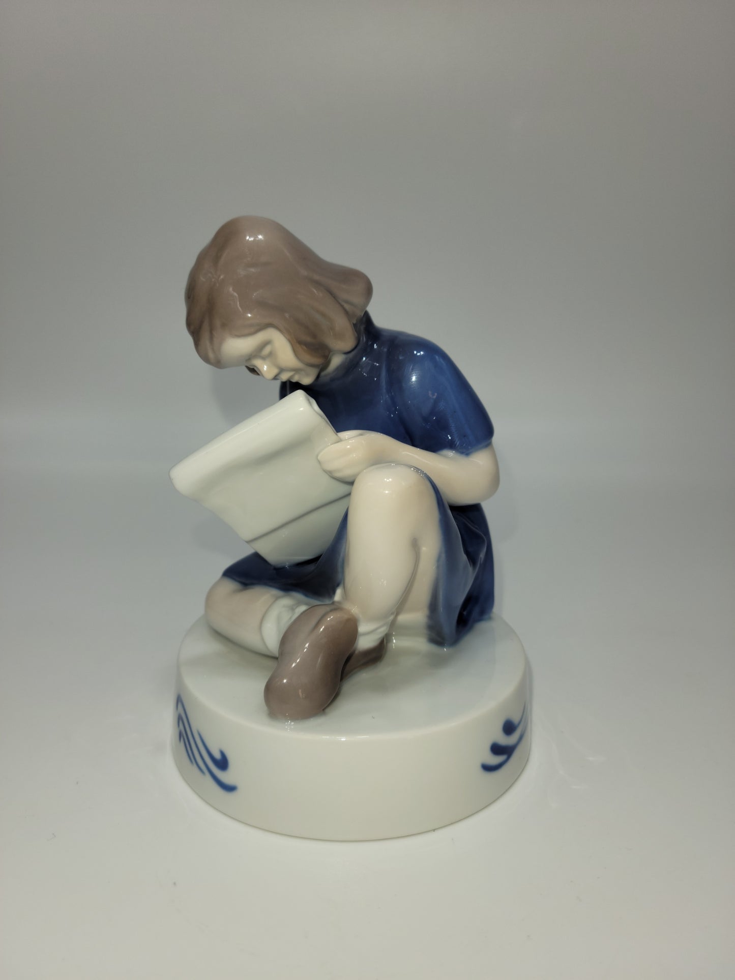 B&G Porcelain 1983 Figurine of the year 11 x 14.5 cm 1982 : Young Artist. Ltd. Edition Soren Brunoe - Grannies Garage