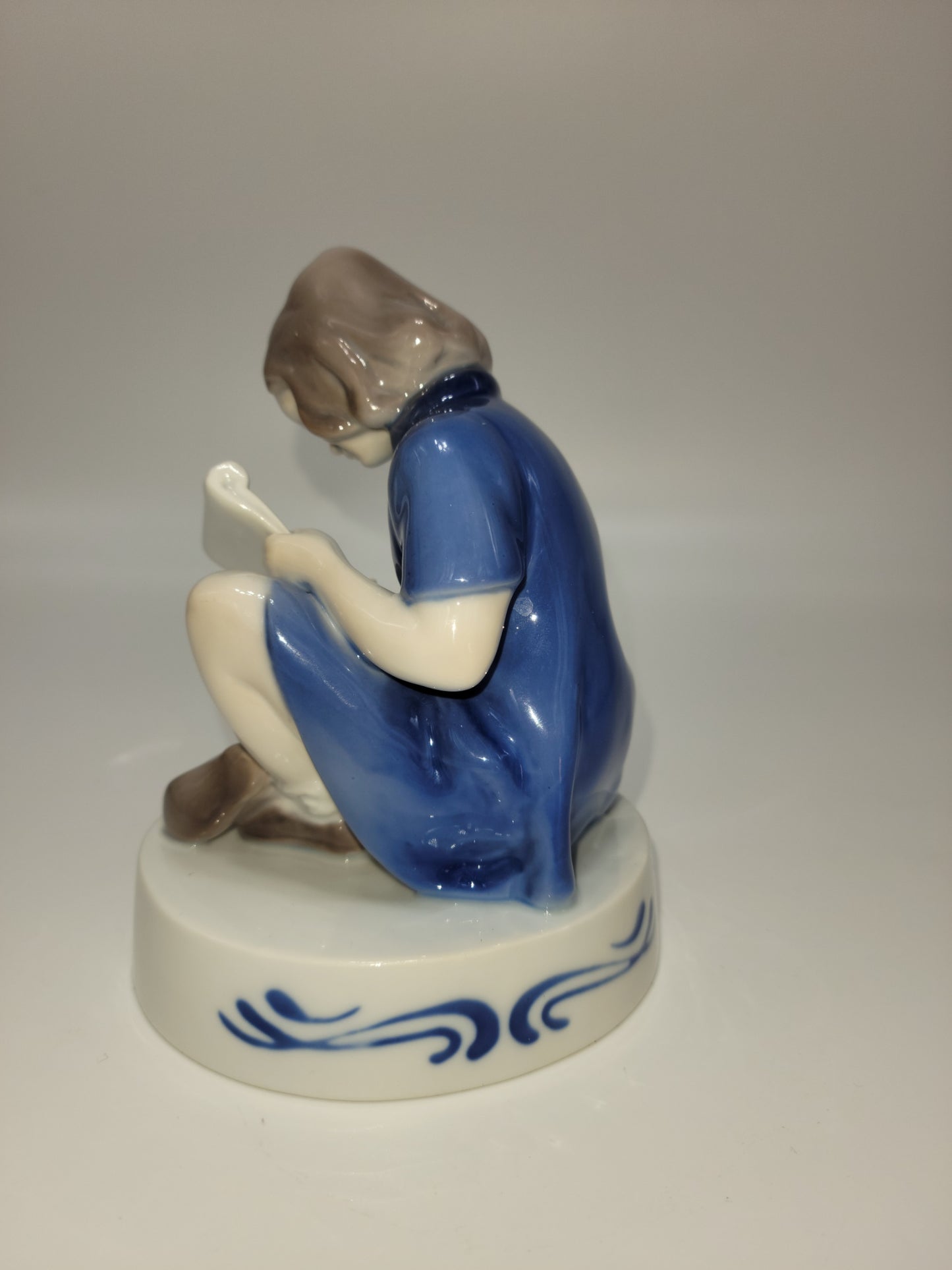 B&G Porcelain 1983 Figurine of the year 11 x 14.5 cm 1982 : Young Artist. Ltd. Edition Soren Brunoe - Grannies Garage