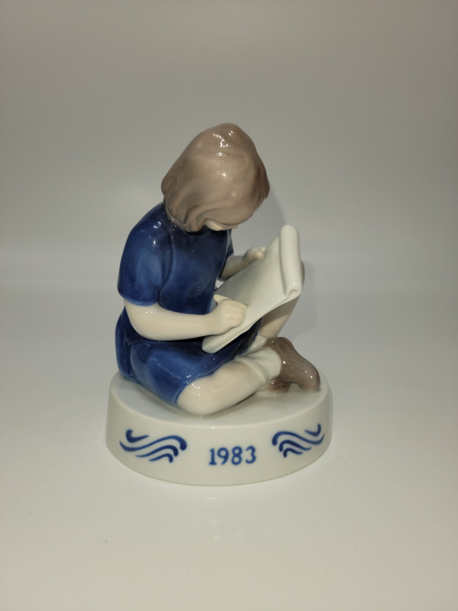 B&G Porcelain 1983 Figurine of the year 11 x 14.5 cm 1982 : Young Artist. Ltd. Edition Soren Brunoe - Grannies Garage