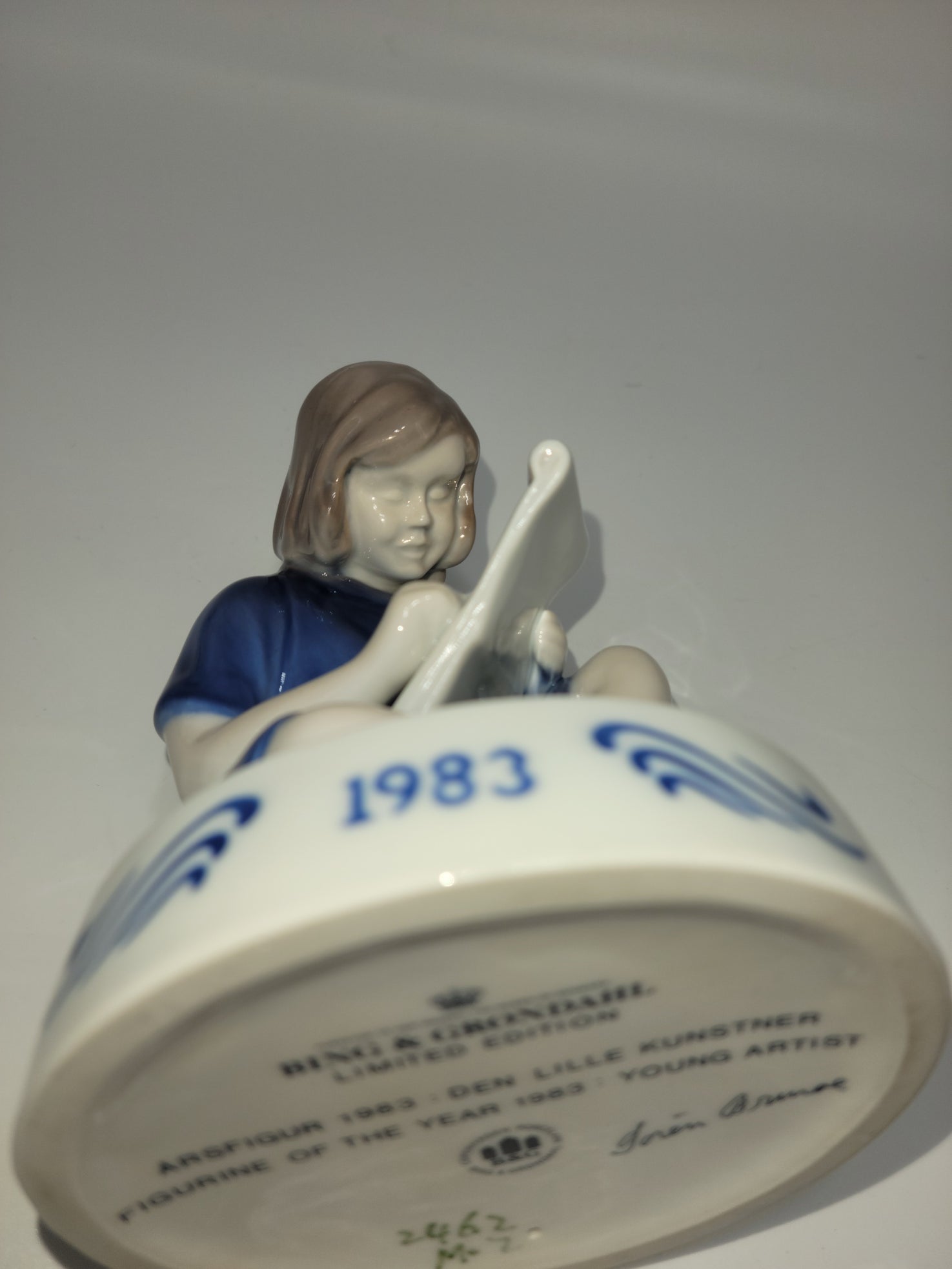 B&G Porcelain 1983 Figurine of the year 11 x 14.5 cm 1982 : Young Artist. Ltd. Edition Soren Brunoe - Grannies Garage