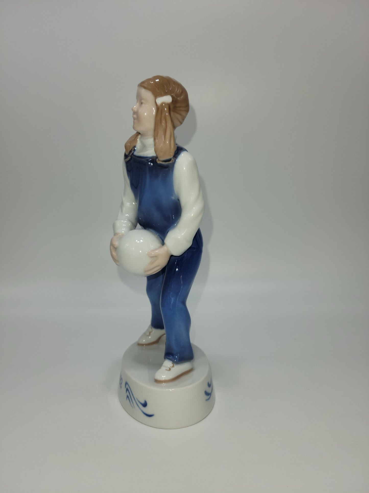 1982 Annual Figurine, Girl with Ball, Bing & Grøndahl B & G - Grannies Garage