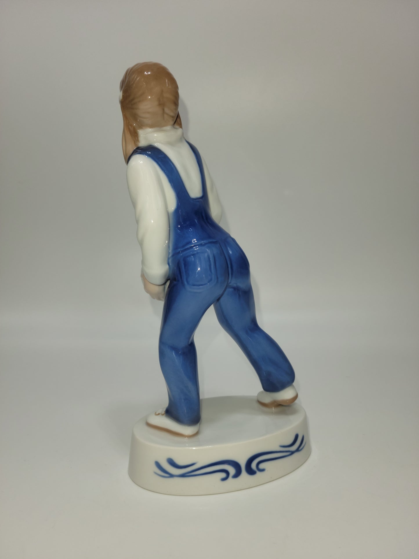 1982 Annual Figurine, Girl with Ball, Bing & Grøndahl B & G - Grannies Garage