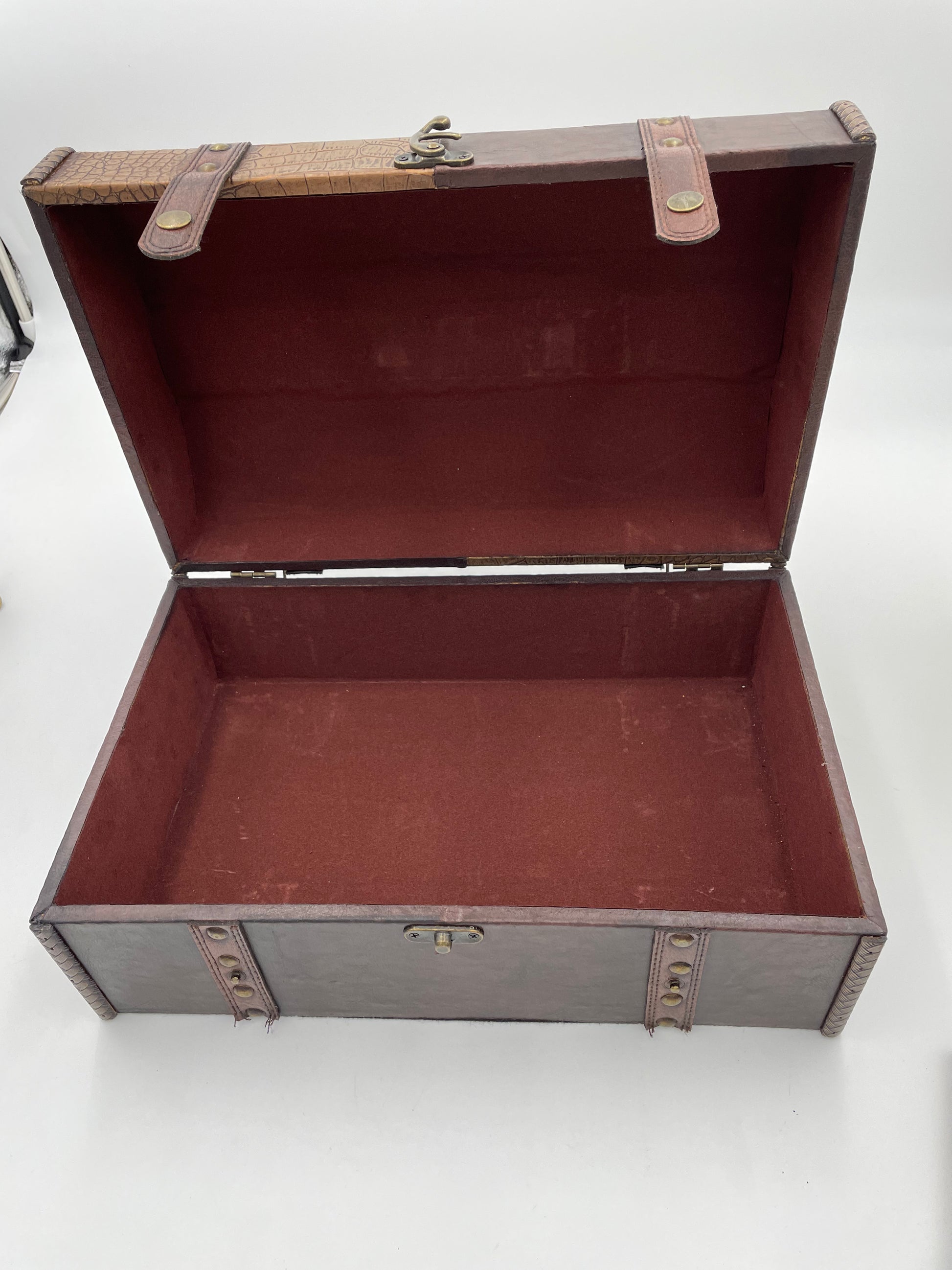 Brown Latch-able Treasure Trunk - Grannies Garage