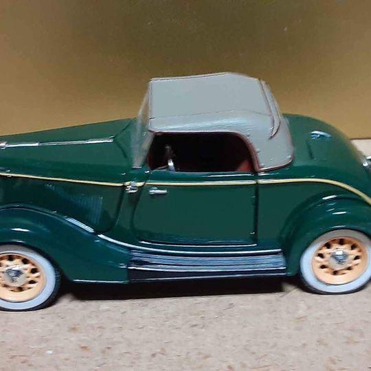 Classic Car - 1933 FORD Model 40. V8 deluxe roadster model - Grannies Garage
