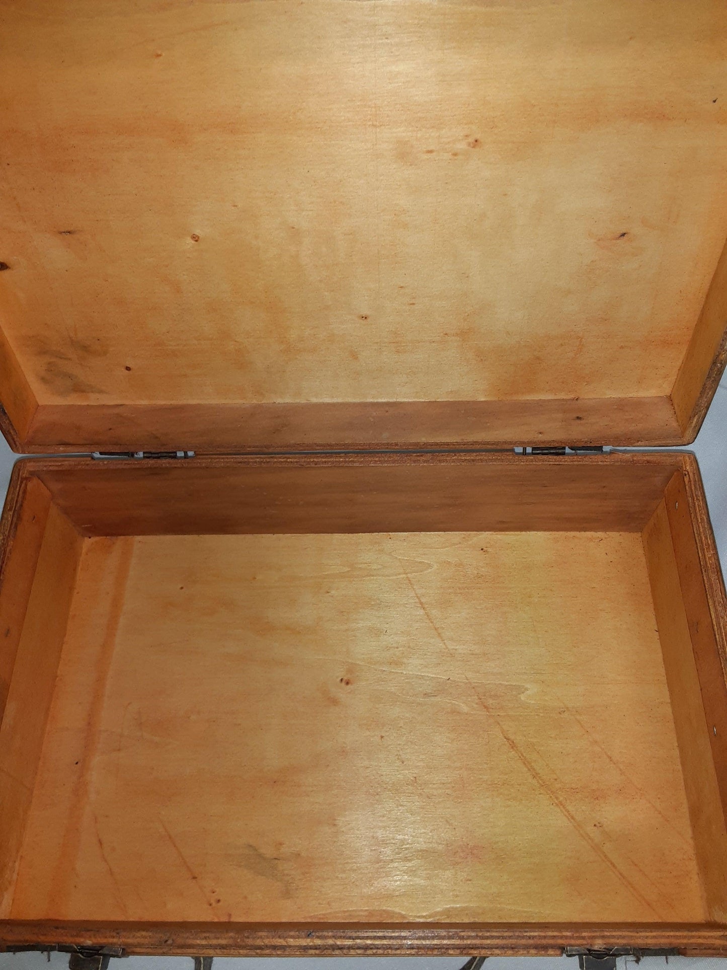 Box - World wood trunk with Map on Box - Grannies Garage