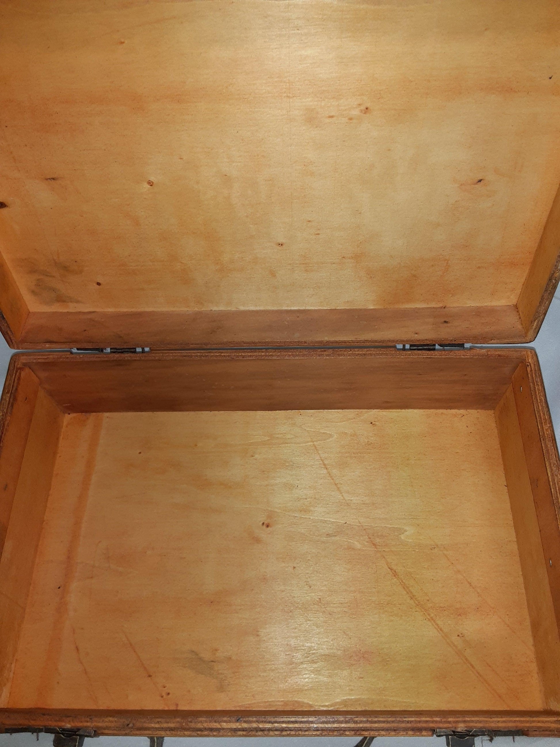 Box - World wood trunk with Map on Box - Grannies Garage