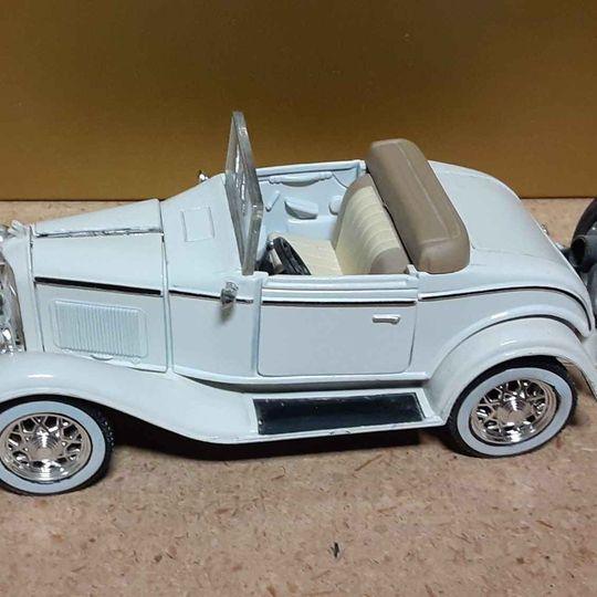Classic Car - 1932 FORD Model A coupe convertible model car - Grannies Garage