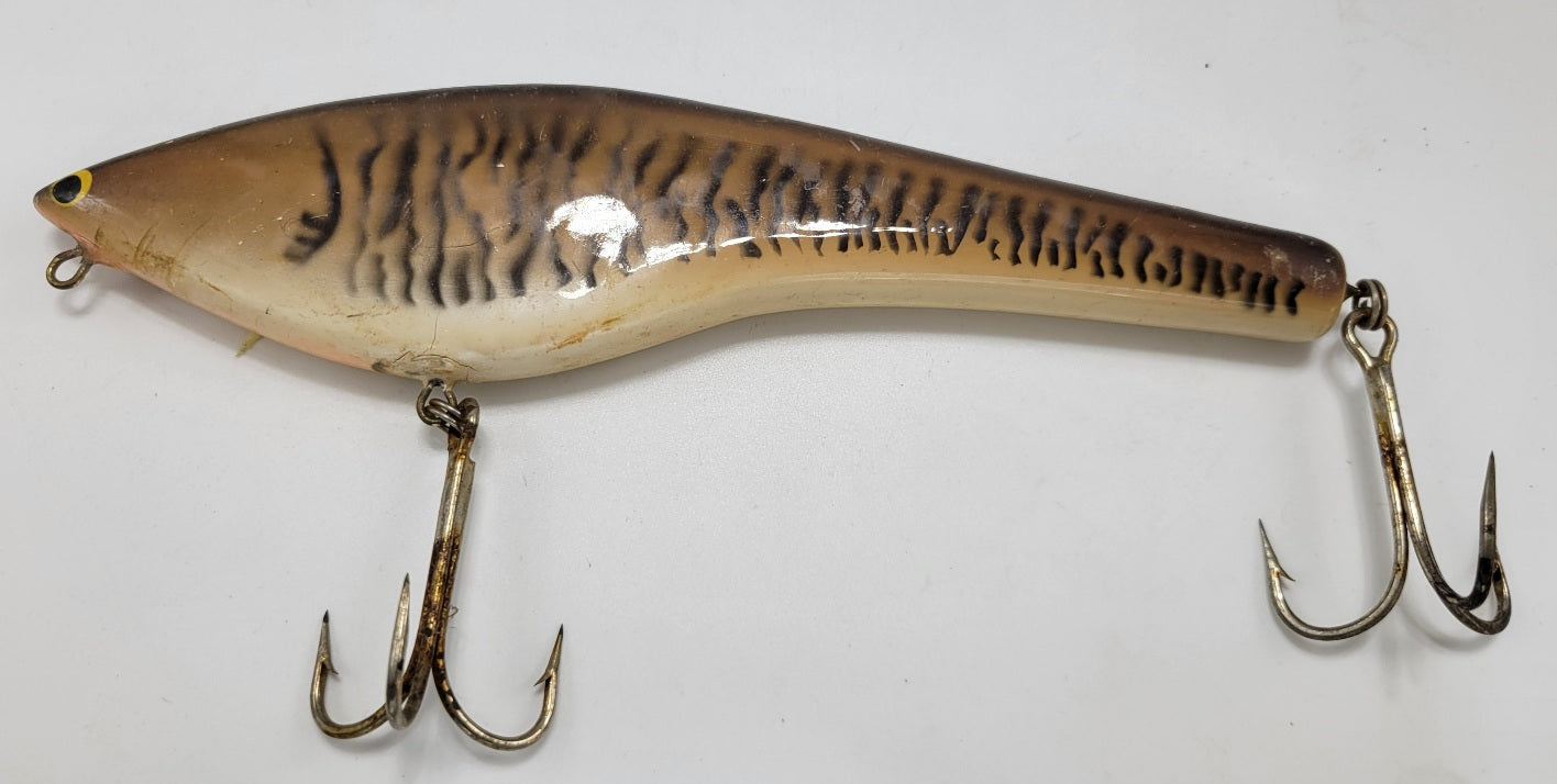 Bagley ????8" Lure features a unique brown, ivory and peach color pattern with striking yellow and black eyes. Its two hooks ensure a secure catch. A must-have for any fishing expert.