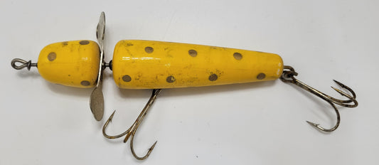 "Globe PFLUEGER WOOD YELLOW, WITH BLACK POLKA DOTS,2 HOOK 8" LURE WITH SPINNER. Perfect for Muskie, Salmon, or other large fish.