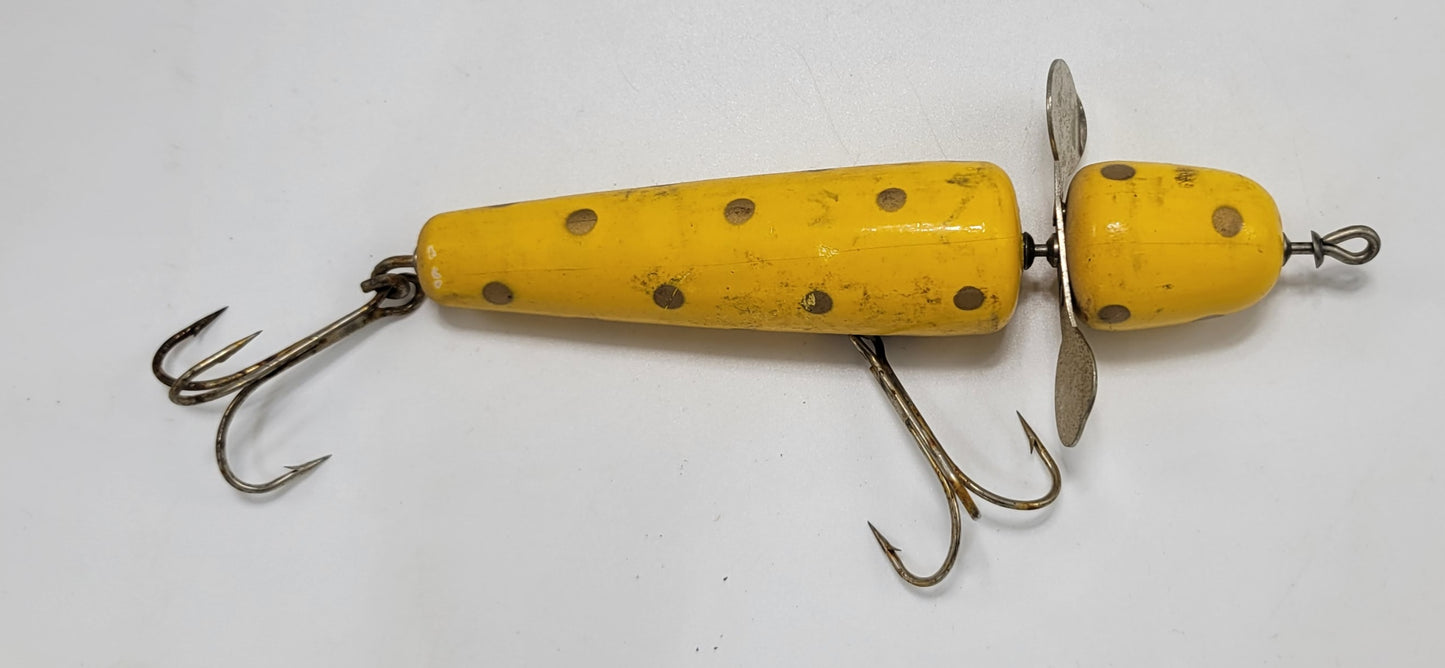 "Globe PFLUEGER WOOD YELLOW, WITH BLACK POLKA DOTS,2 HOOK 8" LURE WITH SPINNER. Perfect for Muskie, Salmon, or other large fish.