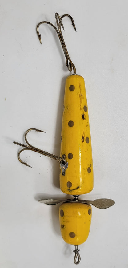 "Globe PFLUEGER WOOD YELLOW, WITH BLACK POLKA DOTS,2 HOOK 8" LURE WITH SPINNER. Perfect for Muskie, Salmon, or other large fish.