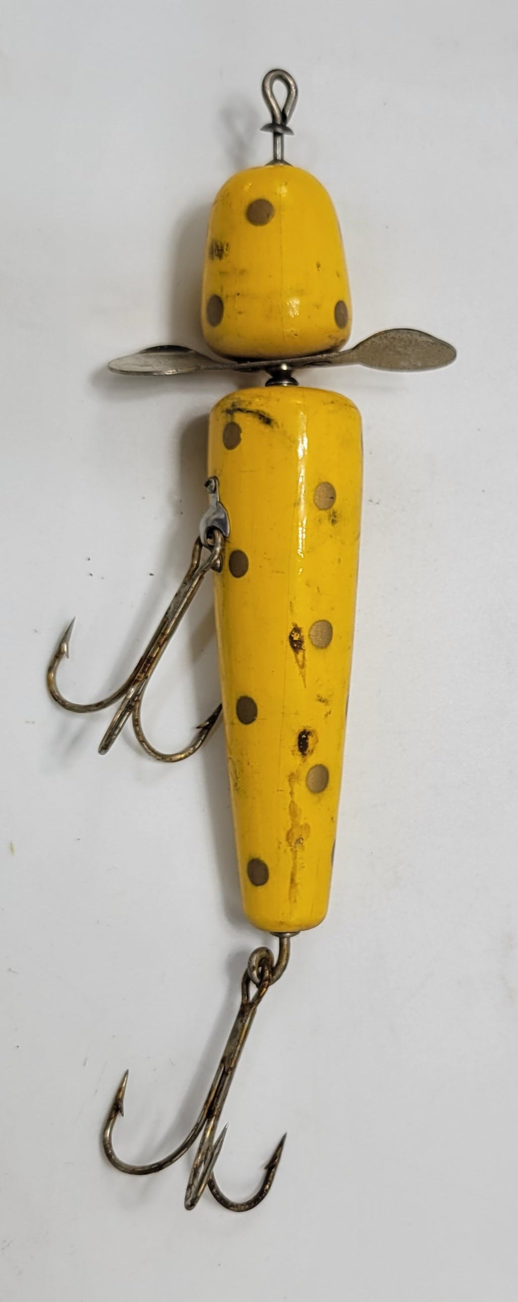 "Globe PFLUEGER WOOD YELLOW, WITH BLACK POLKA DOTS,2 HOOK 8" LURE WITH SPINNER. Perfect for Muskie, Salmon, or other large fish.