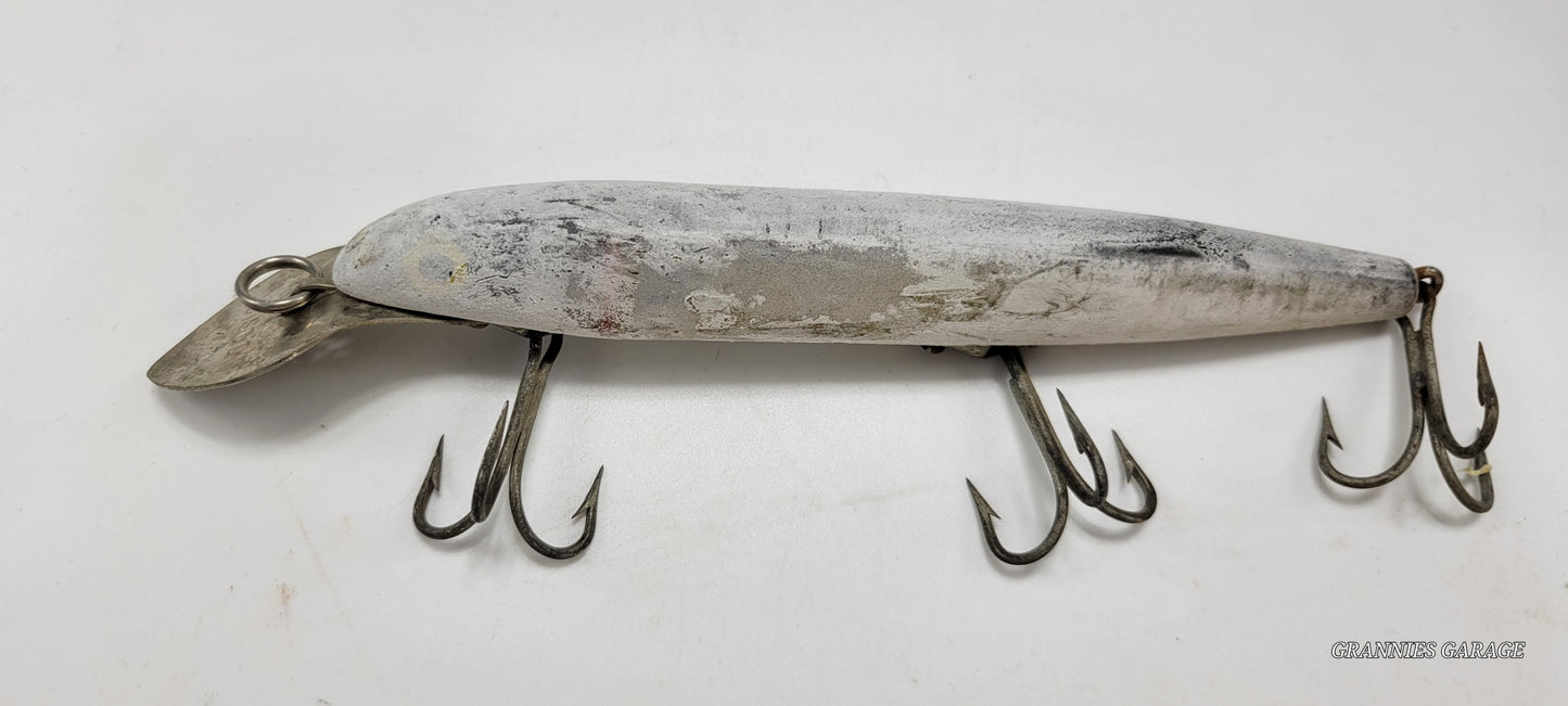 GREY CRANKBAIT Cisco Kid 3 HOOKS AND 8" LONG GREAT FOR THOSE LARGE FISH MUSKIE, SALMON, LARGE BASS, WALLEYE, PIKE ETC