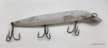 GREY CRANKBAIT Cisco Kid 3 HOOKS AND 8" LONG GREAT FOR THOSE LARGE FISH MUSKIE, SALMON, LARGE BASS, WALLEYE, PIKE ETC