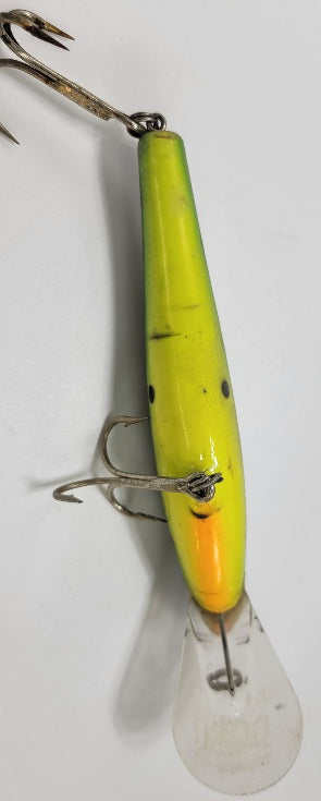 GREEN, BLACK, YELLOW AND ORANGE 2 HOOK FLOATING BAGLAY'S 8" FISHING LURE