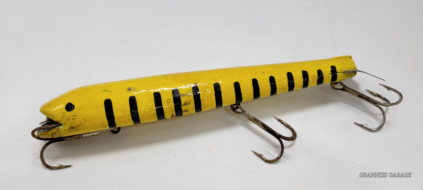 LARGE 10" WOODEN YELLOW WITH BLACK STRIPES AND BLACK EYES AND MOUTH FISHING LURE. 3 HOOKS