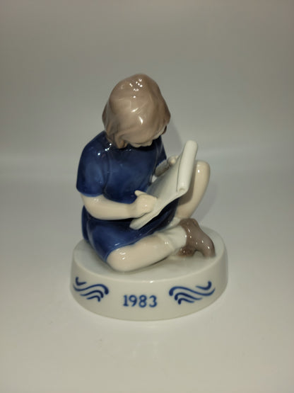 B&G Porcelain 1983 Figurine of the year 11 x 14.5 cm 1982 : Young Artist. Ltd. Edition Soren Brunoe