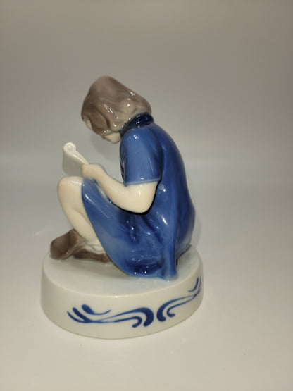 B&G Porcelain 1983 Figurine of the year 11 x 14.5 cm 1982 : Young Artist. Ltd. Edition Soren Brunoe