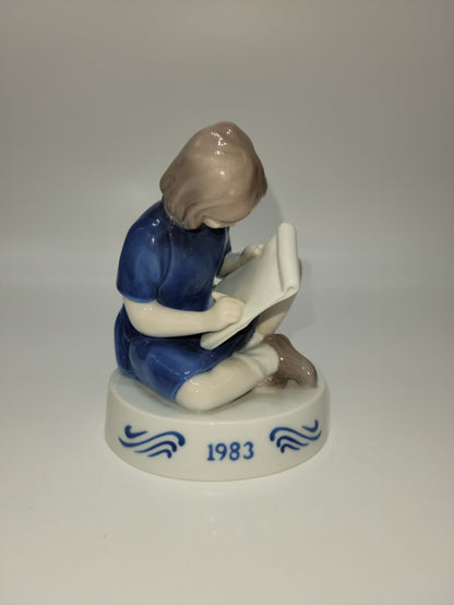 B&G Porcelain 1983 Figurine of the year 11 x 14.5 cm 1982 : Young Artist. Ltd. Edition Soren Brunoe