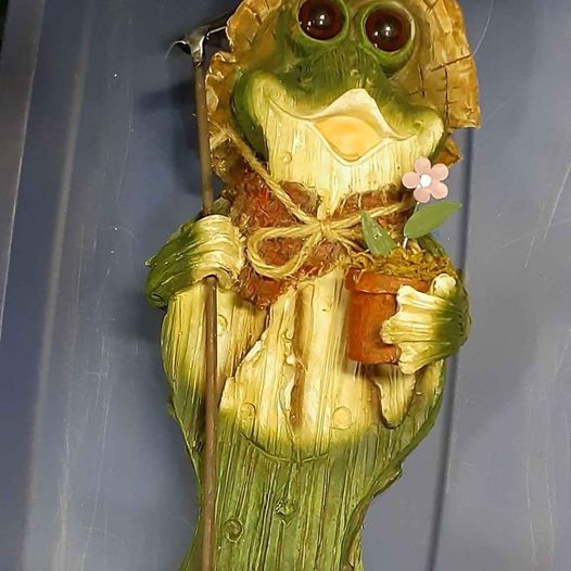 Lawn Ornament  Garden Frog with shovel and flower pot